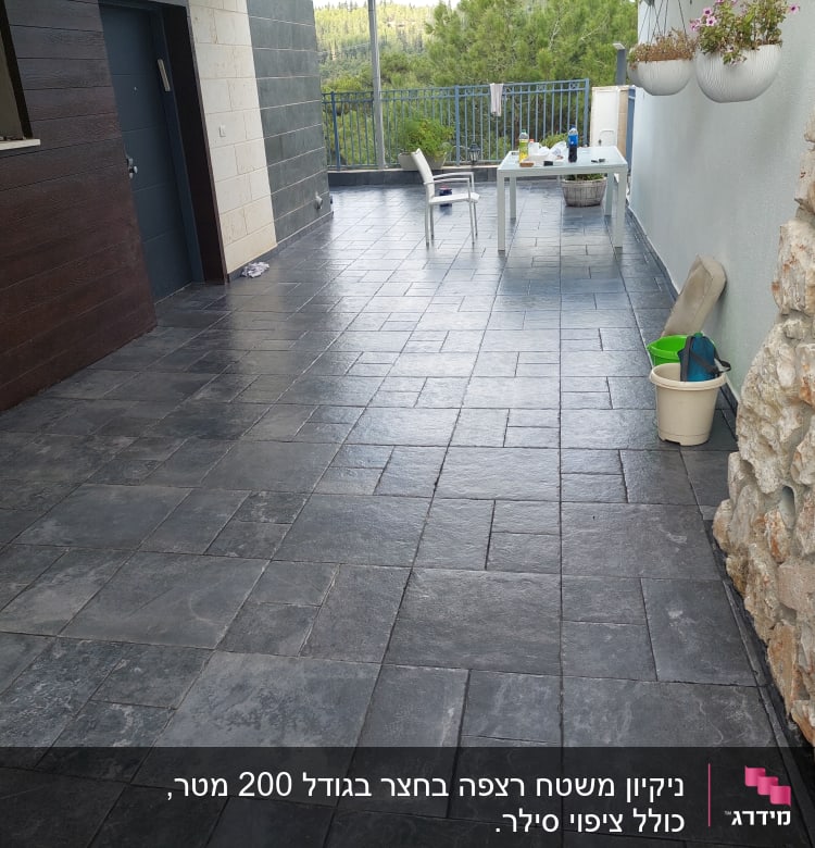 דלי ומגב על רצפת מרפסת נקייה